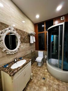 巴库Prestige Prime Hotel的一间带水槽、卫生间和镜子的浴室
