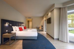 塞图巴尔塞图巴尔美利亚酒店的酒店客房设有一张床和一个大窗户