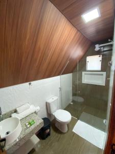 布鲁马迪纽Chalezinho Pousada的浴室配有卫生间、盥洗盆和淋浴。