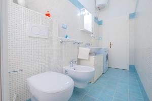 托雷瓦多Villetta Maredorat Vista Mare by HDSalento的白色的浴室设有卫生间和水槽。