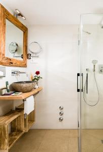 拉姆绍雷勒格博格贝斯特韦斯特优质酒店的一间带水槽和淋浴的浴室