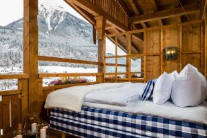 拉姆绍雷勒格博格贝斯特韦斯特优质酒店的山景客房的一张床位