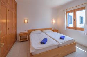 查德尔帕罗奥NUDIST Castillo de Papagayo的一间卧室配有一张带蓝色枕头的床。
