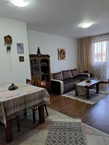 班斯科Winslow Highland Bansko - Apartment Giovanni, ул Валевица 7 кв Грамадето的客厅配有沙发和桌子