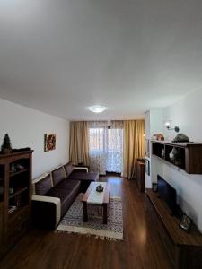 班斯科Winslow Highland Bansko - Apartment Giovanni, ул Валевица 7 кв Грамадето的客厅配有沙发和桌子