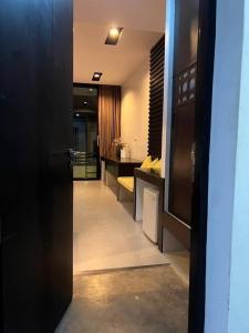 哈林海滩Cannabitel的走廊上设有一扇门,打开酒店客房