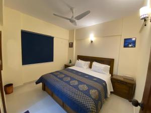 卡拉奇3 Bed Apartment的一间卧室配有一张床和一台大电视