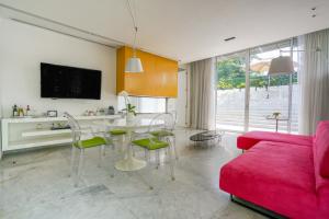 库埃纳瓦卡Anticavilla Hotel Restaurante & Spa的客厅配有桌子和红色沙发