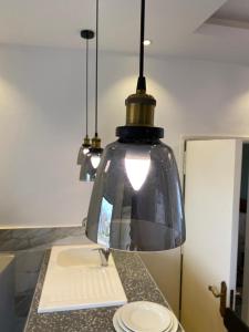 萨利波图尔Sôsuite的厨房里水槽上挂着的长色灯