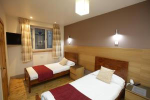 格拉斯哥商业城市旅馆的酒店客房设有两张床和窗户。