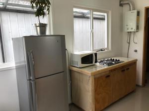 科克拉内Casa Grande, Alojamiento "BSA"的厨房配有冰箱和微波炉。