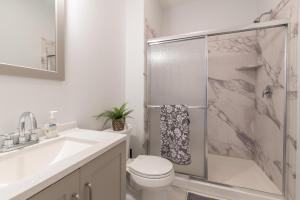 泽西市TRANQUIL TOWN HOUSE IN NEW JERSEY - JUST 25 MINUTES To TIME SQUARE!的带淋浴、卫生间和盥洗盆的浴室
