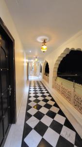 珀勒德布尔The Grand Barso (A Luxury Heritage)的走廊上设有黑白格子地板