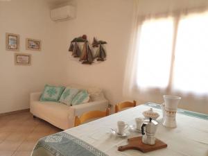 罗萨岛comfortable appartment close to the beach的客厅配有桌子和沙发