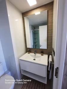 康康Departamento Nuevo con hermosa vista!的浴室设有白色水槽和镜子