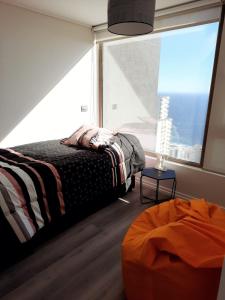 康康Departamento Nuevo con hermosa vista!的一间卧室设有一张床和一个大窗户