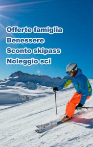 拉奎拉A L'Aquila per un sogno的一个人在雪覆盖的斜坡上滑雪