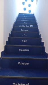 塔哈佐特La colina House taghazout的一套蓝色的楼梯,上面写着词性矫正词