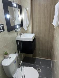 伊塔圭Lindo Apartaestudio cerca al centro的浴室配有白色卫生间和盥洗盆。