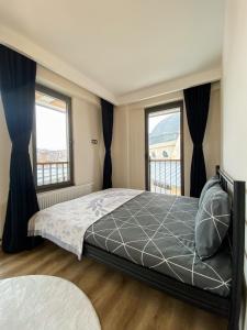 伊斯坦布尔Luxury home in Istanbul's Golden Horn的一间卧室设有一张床和两个窗户。