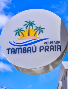 若昂佩索阿Pousada Tambaú Praia的棕榈树海滩上的度假村标志