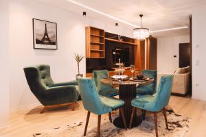 谢尔丁Loft Suite im modernen Style in Schärding的一间带桌椅的用餐室