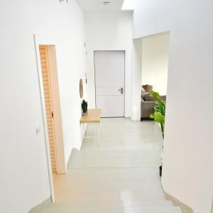 里雄莱锡安Luz Mansion ~ Lux & Comfy的一间拥有白色墙壁和白色地板的客厅