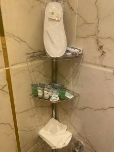 塔伊夫مساكن ميرنا的一个带镜子和洗浴用品的浴室内的架子
