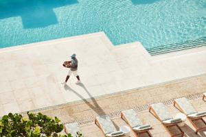 棕榈滩棕榈滩四季度假酒店的站在游泳池前的人