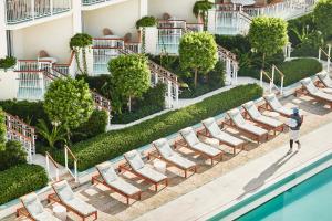 棕榈滩棕榈滩四季度假酒店的在酒店游泳池旁的一排躺椅