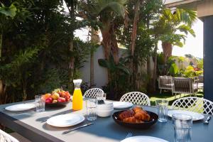 里雄莱锡安O&O Group - Huge Villa With Jacuzzi By The Beach的一张蓝色桌子,上面有食物