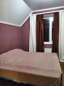 乌曼岛Guest house的一间卧室设有一张床和一个窗口