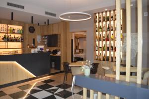 莫里瑞斯特雷特达纳尼旅馆的餐厅设有酒吧,墙上装有葡萄酒瓶