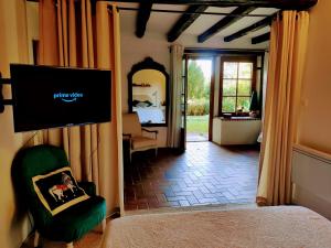 MarbozFerme de Chamonal的带电视的客厅和卧室。