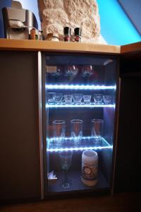加格瑙Ferienwohnung Ambiente的装有酒杯的冰箱,装有杯子