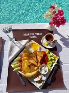 加利布港Marina view port ghalib的池畔餐桌上的早餐盘