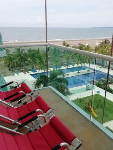 卡塔赫纳APARTAMENTO MORROS922 LA BOQUILLA con acceso directo a la Playa的一个带椅子的阳台,享有海滩美景