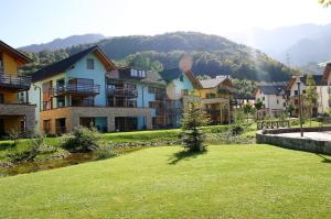 安特特泽Walensee Apartment, Lakeside Dream的山丘上草场上的一群房子