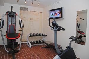 桑内斯桑内斯托恩酒店的健身房设有2辆健身自行车和电视