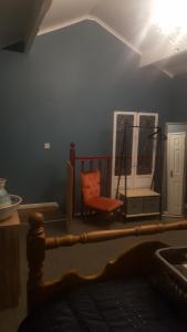 布莱克浦Atlantic cottage的客厅配有椅子和桌子