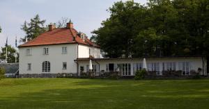Stegeborg斯特格伯格花园酒店的一座大型白色房屋,设有红色屋顶