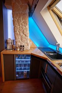 加格瑙Ferienwohnung Ambiente的厨房配有带开放式冰箱的台面