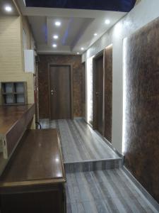 贝尔格莱德Rooms&Restaurant 43的走廊上设有木地板和门