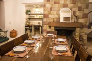 萨迈帕塔Colina Verde的一间带桌子和壁炉的用餐室
