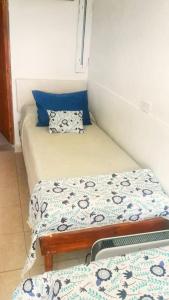 塔菲德尔瓦勒Posada La Sofia的一间小卧室,配有两张单人床和一个枕头
