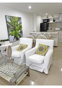 圣安德烈斯Espectacular Apartamento con Vista al Mar的客厅配有2张白色沙发和1张桌子