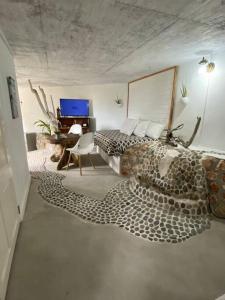 SheernessForever Beach Apartment的一间卧室配有一张带豹纹图案的大床