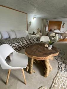 SheernessForever Beach Apartment的卧室配有一张床和一张桌子及椅子