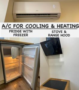 派尔努Centre Premium的厨房配有空冰箱和电视。