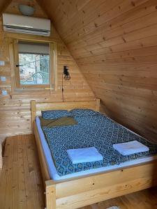 VinciBrvnare Spasić的小屋内木制房间的一个床位
